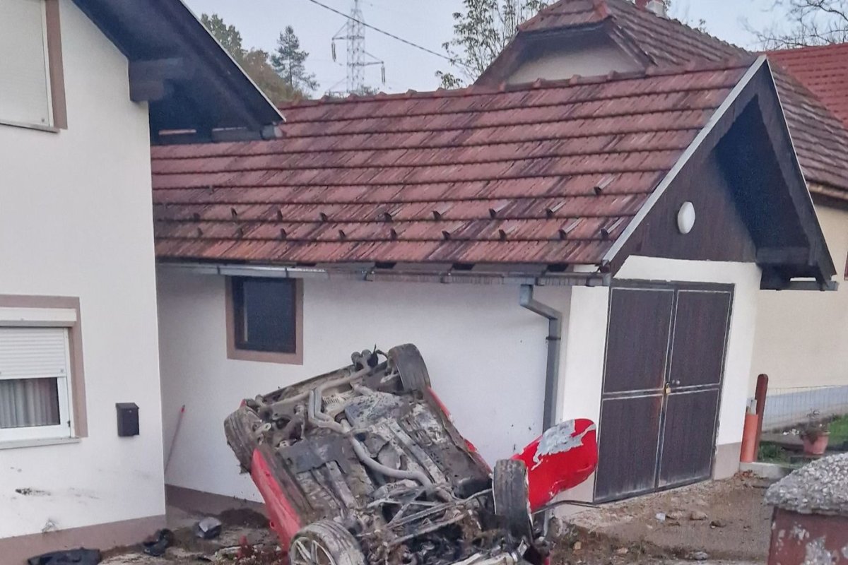 TEŠKA SAOBRAĆAJKA KOD TUZLE Auto se prevrnuo na krov i završio u dvorištu kuće
