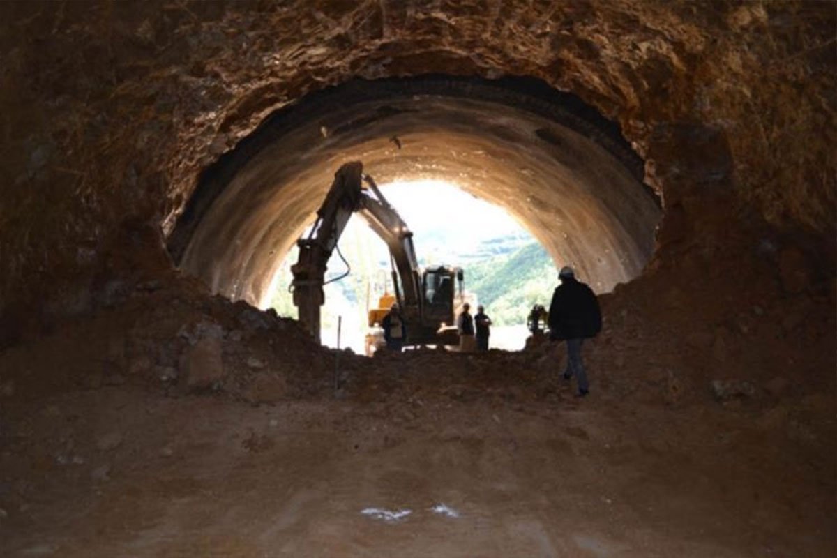 Urušio se tunel u Indiji, zarobljene desetine radnika