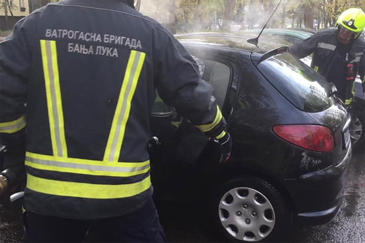 VATROGASCI NA TERENU Gorio automobil u Banjaluci