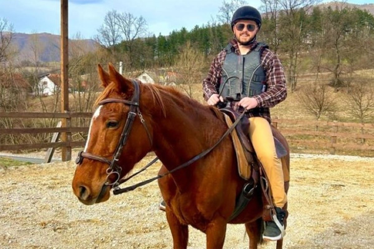 DOK SVI BJEŽE U GRAD, AHMED SE VRATIO SELU Inženjer radiologije pare uložio u farmu u BiH