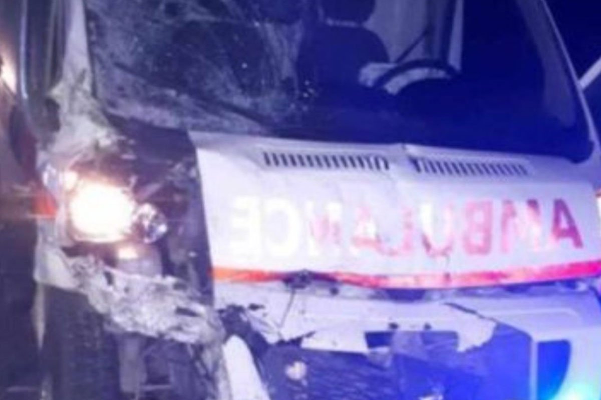 STRAVIČNA SAOBRAĆAJKA U BRČKOM Sanitet udario traktor, tri osobe povrijeđene (FOTO)