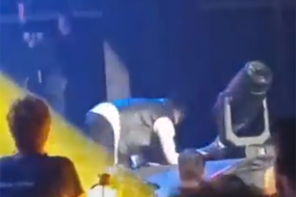 NEPRIJATNOST PRED PUBLIKOM Željko Bebek se srušio na bini (VIDEO)