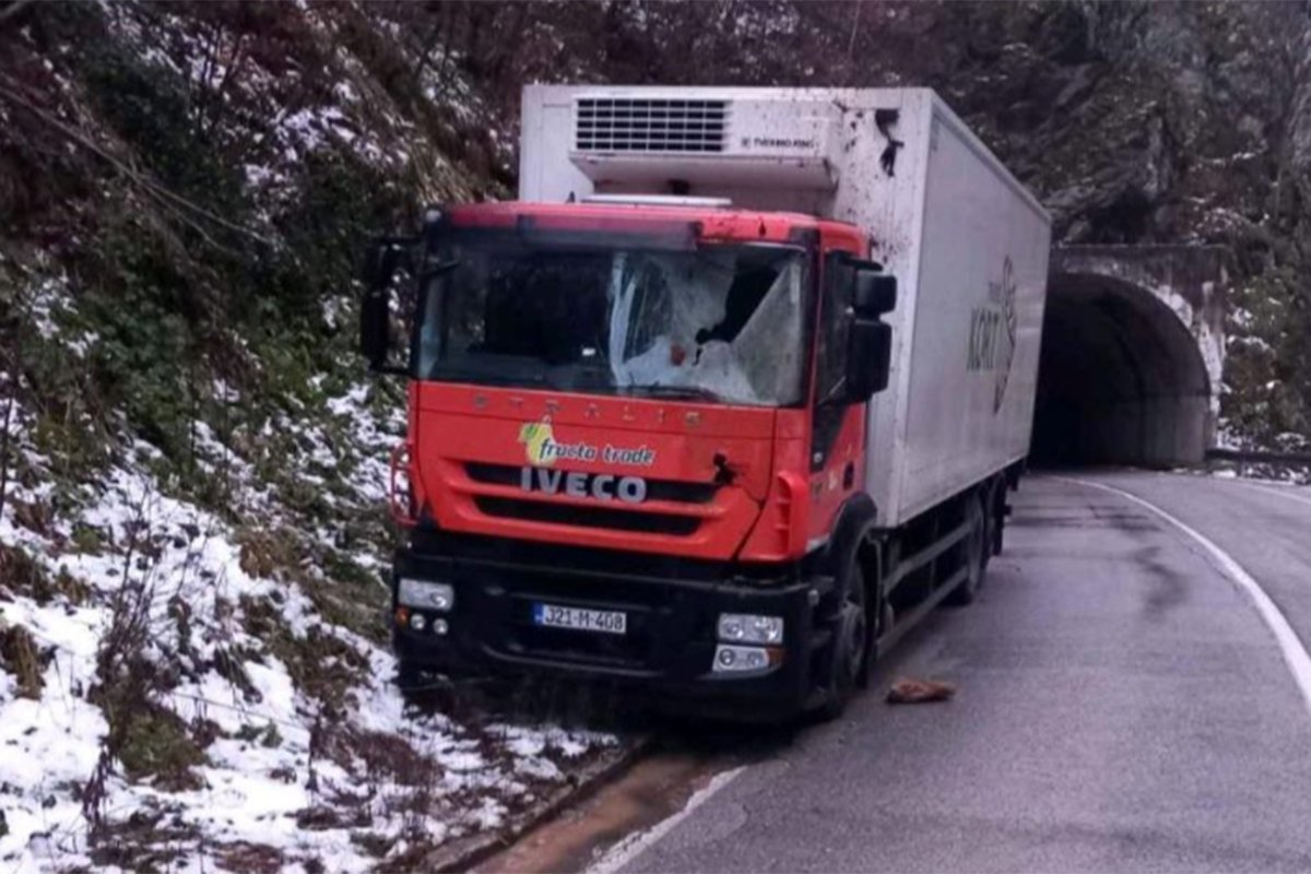 DETALJI TRAGEDIJE KOD FOČE Stijena uletjela u kabinu kamiona