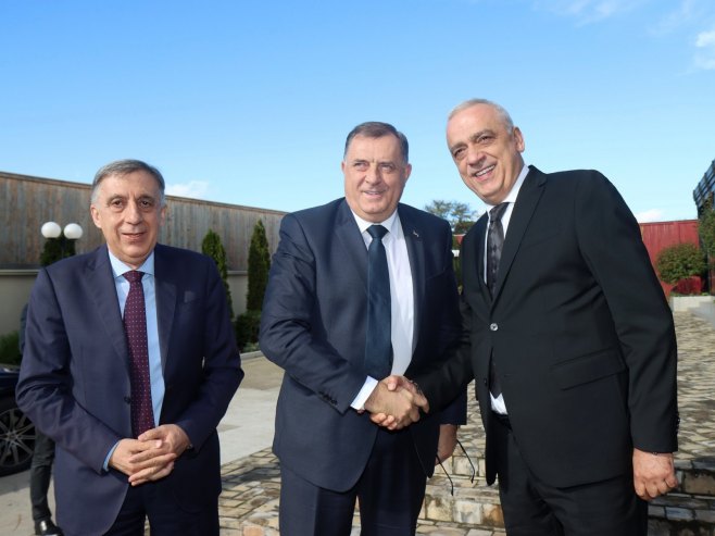 Dodik u Subotici sa zavičajnim udruženjima: Srbi da ostanu jedinstveni i sabrani (FOTO)