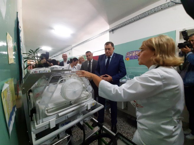 DODIK POSJETIO BOLNICU U TREBINJU Uručen inkubator i medicinska oprema