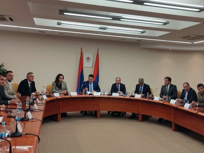 Stevandić i poslanici sa Satlerom: Za deeskalaciju situacije u BiH, zatvoriti OHR (VIDEO)
