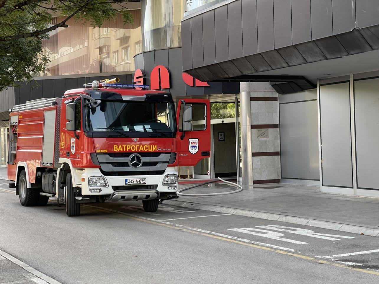 NESVAKIDAŠNJA SITUACIJA Vatrogasci žurili, pa udarili u policijsko vozilo