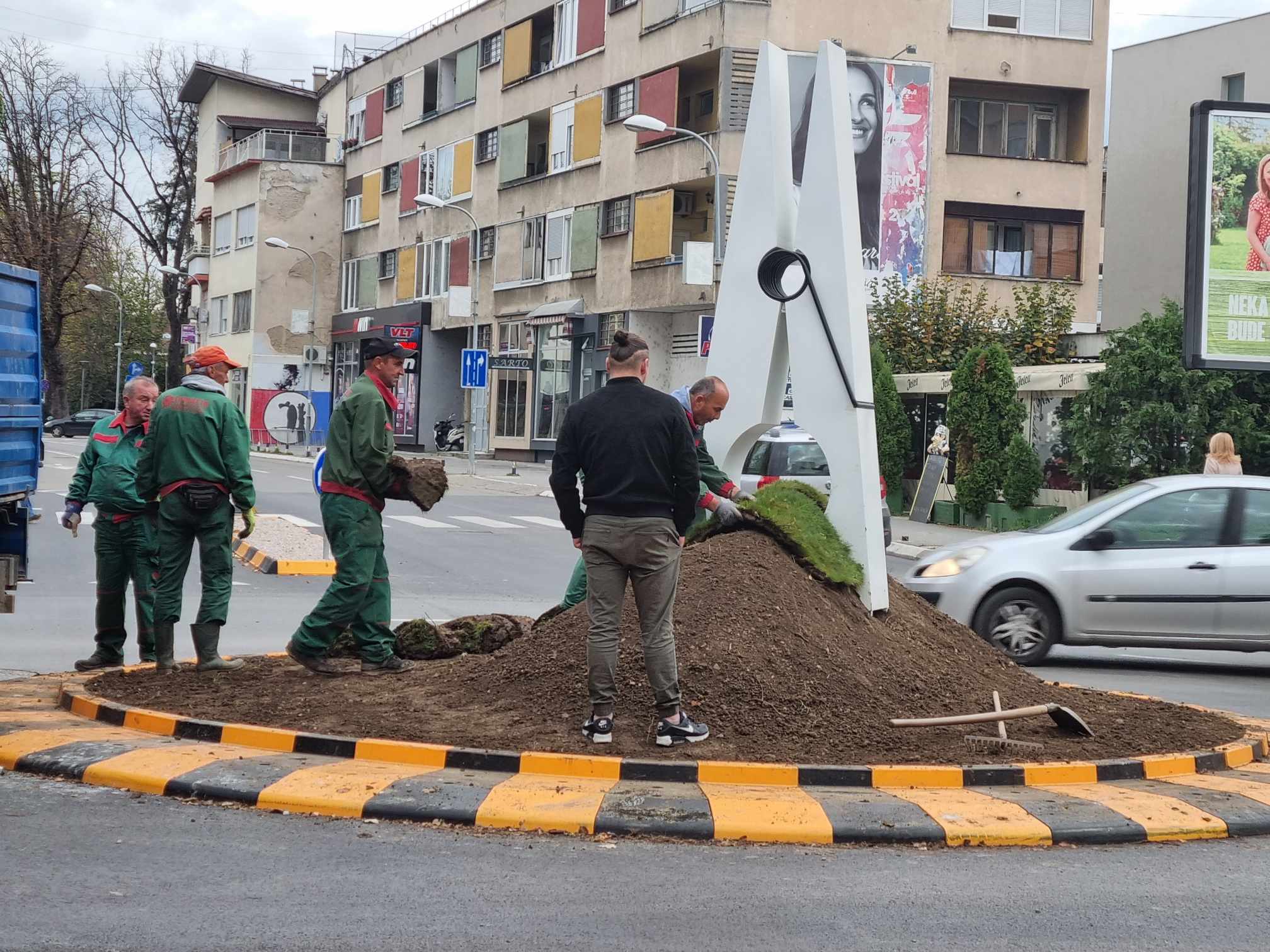 NAKON NEKOLIKO DANA PONOVO IZMJENE Štipaljka na novom kružnom toku još jednom zbunila građane: Šta je sljedeće, prava trava? (FOTO)