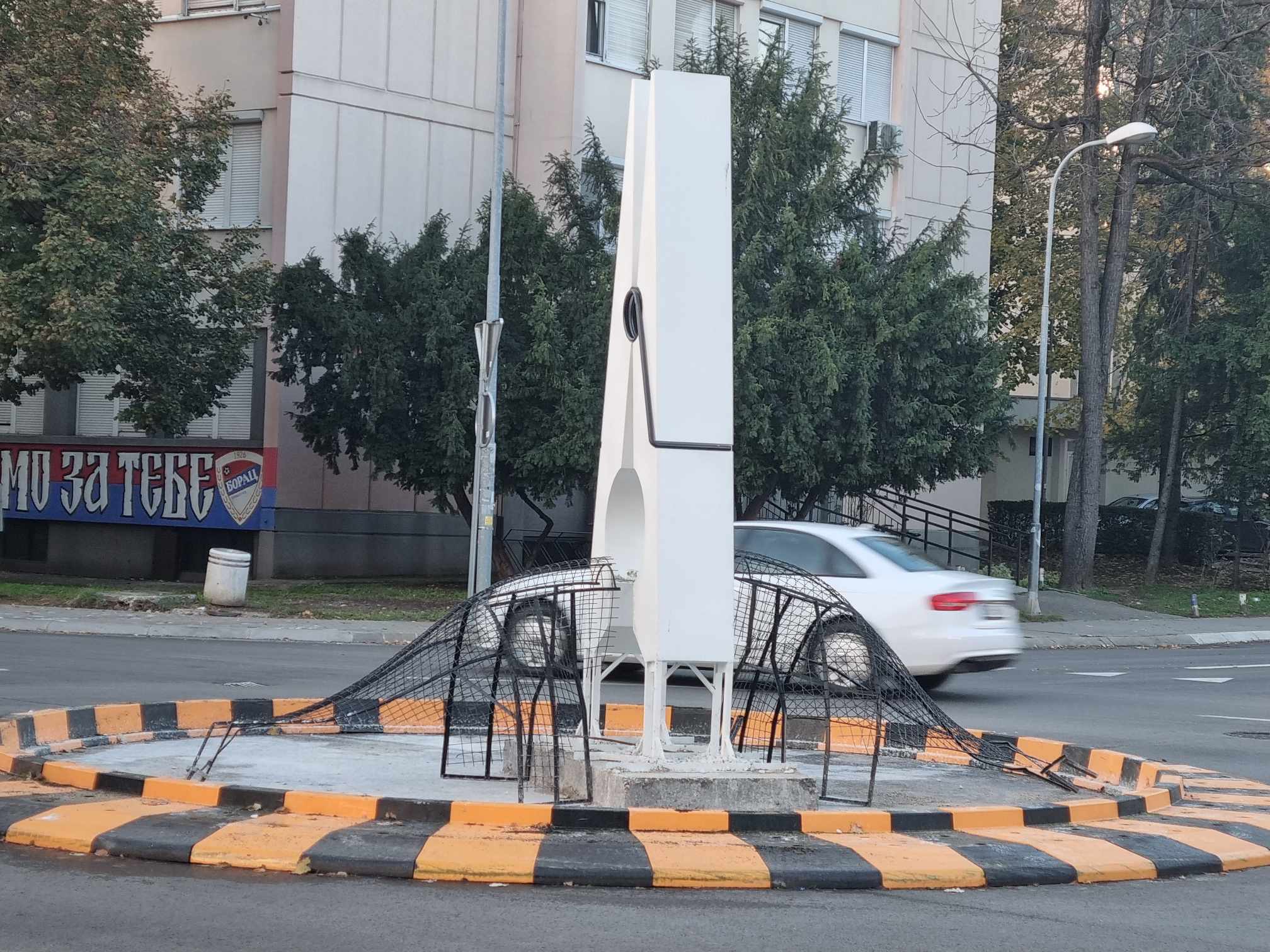 GDJE JE NESTAO TEPIH? Štipaljka na novom kružnom toku u nekoliko dana izgubila "odjeću" (FOTO)