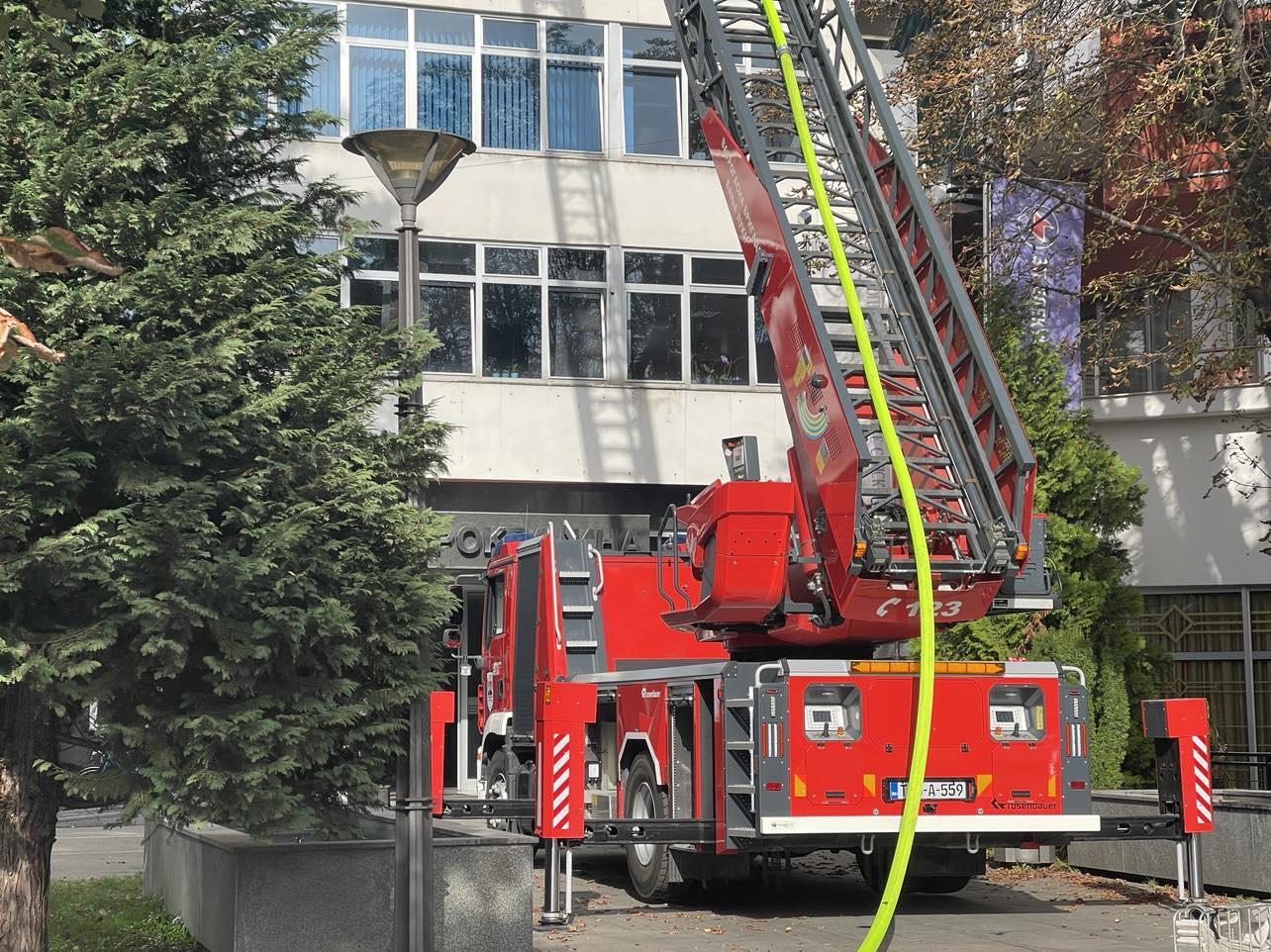 (FOTO) PET INTERVENCIJA U JEDNOM DANU Banjalučki vatrogasci spriječili ekološku katastrofu, pa spasili mačku