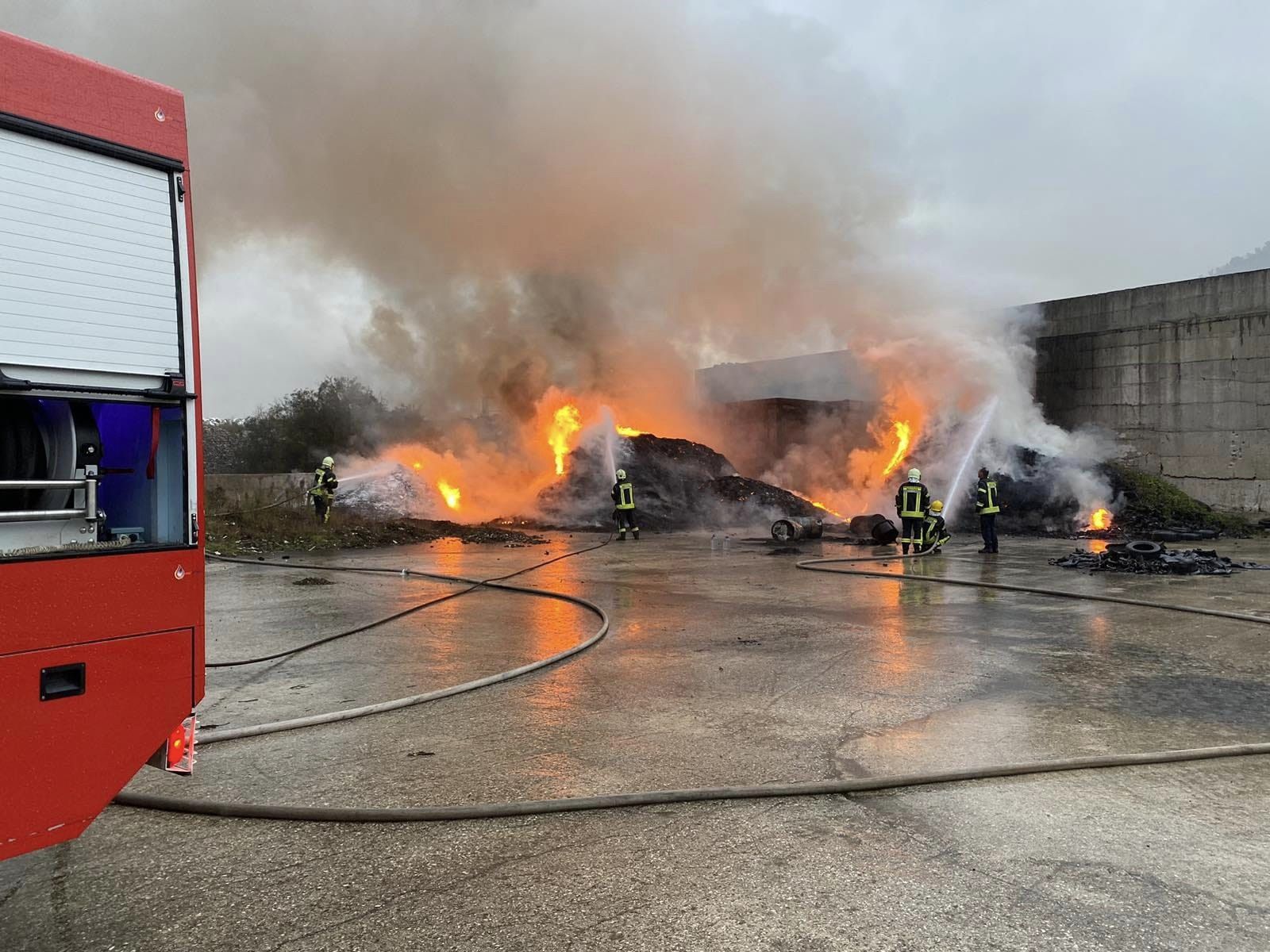 POŽAR KOD MOSTARA Gori deponija guma, borba sa vatrenom stihijom traje satima (FOTO)