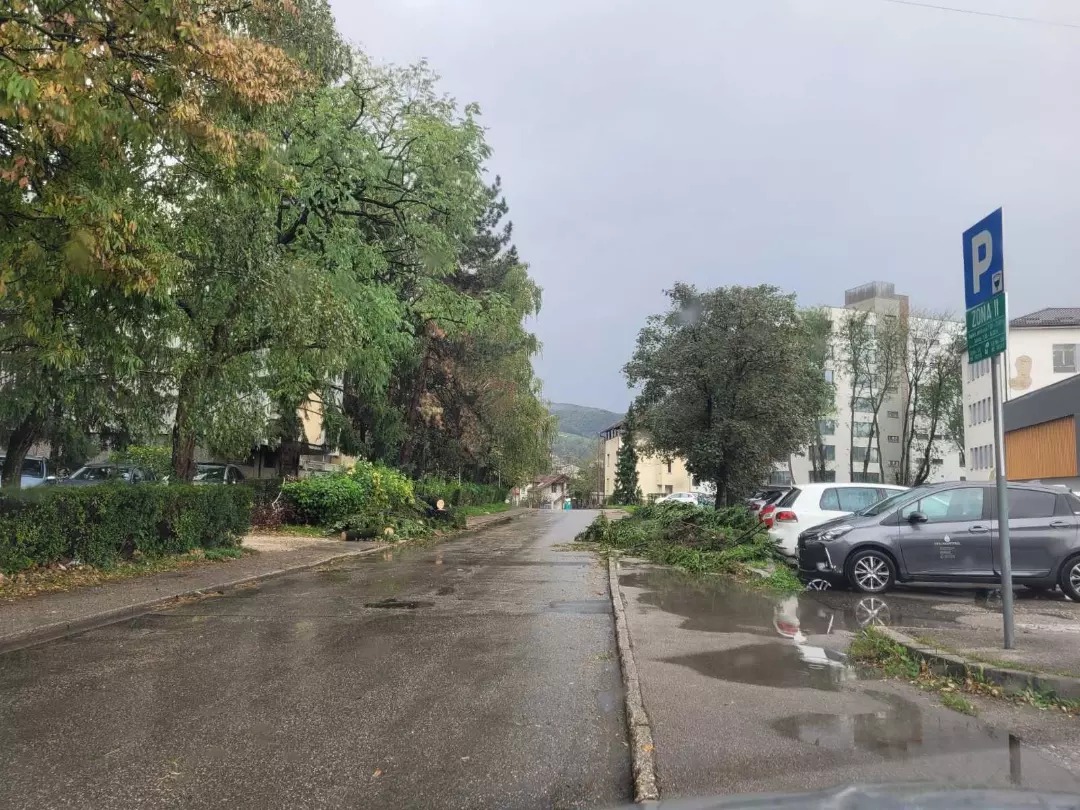 POSLJEDICE NEVREMENA U BANJALUCI Nadležne službe i dalje na terenu (FOTO)