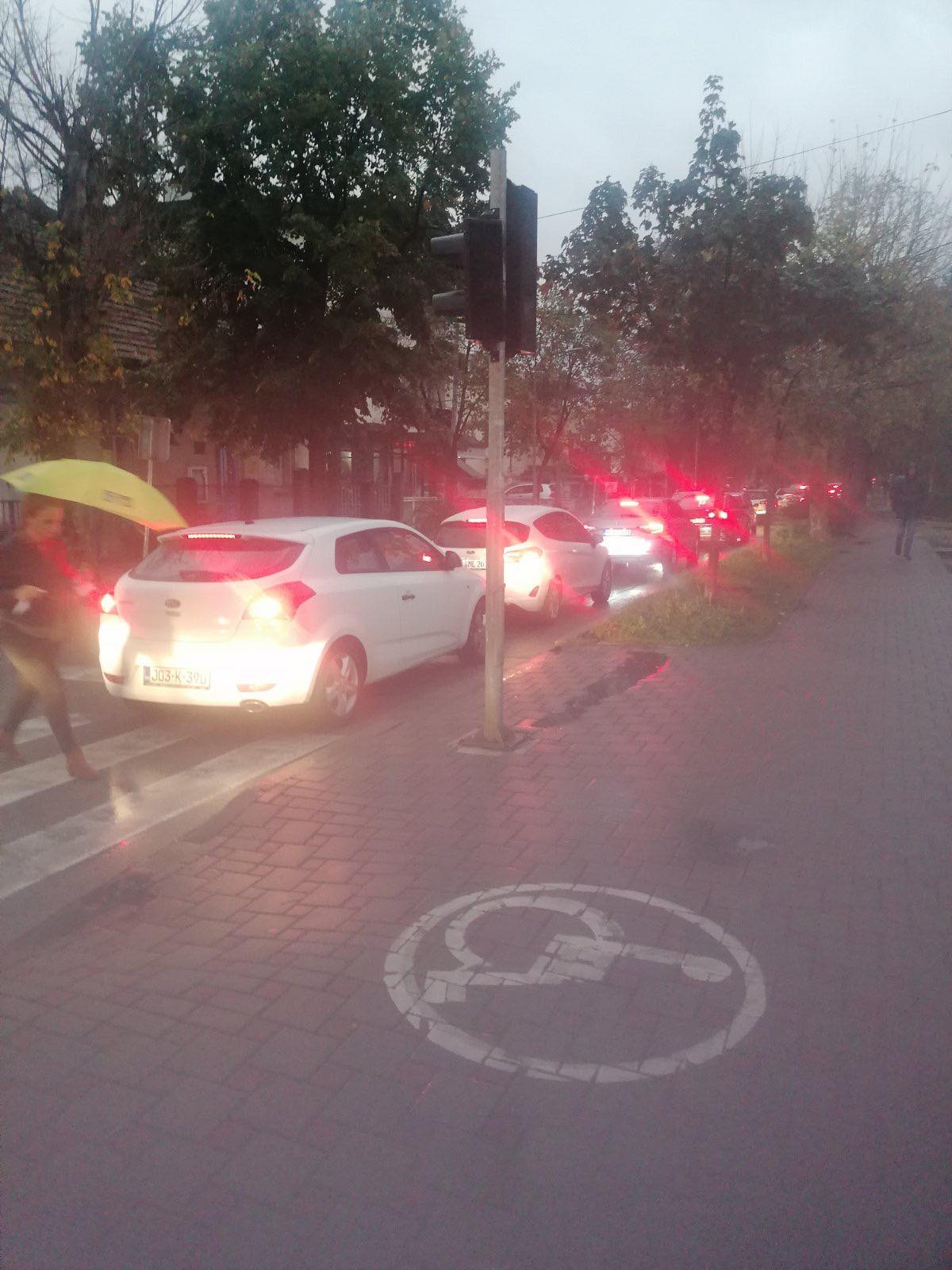 KOLAPS U BANJALUCI Ogromne gužve na ulicama, kiša i novi režim saobraćaja vozačima zadali prave muke (FOTO)