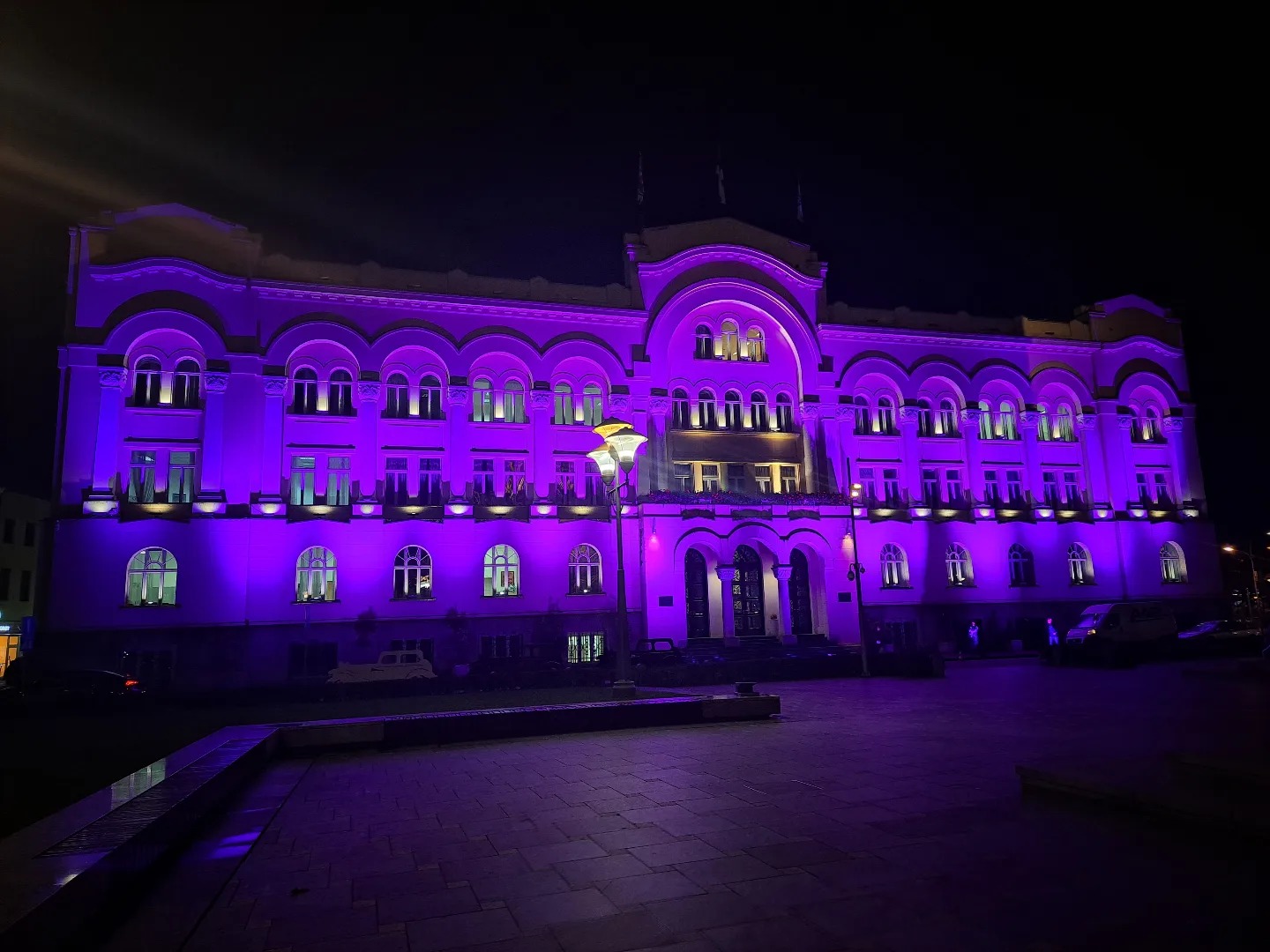 GRADSKA UPRAVA OSVIJETLJENA LJUBIČASTOM BOJOM Banjaluka podržala "Mrvice"