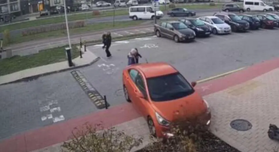 (UZNЕMIRUJUĆI VIDEO) Majka autom prešla preko sina (5), dječak hitno prebačen u bolnicu