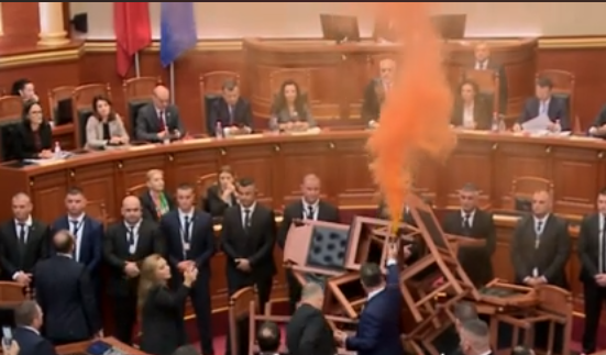 POSLANICI OPOZICIJE ZAPALILI DIMNE BOMBE Incident u parlamentu Albanije: Sjednica završena nakon 5 minuta (VIDEO)