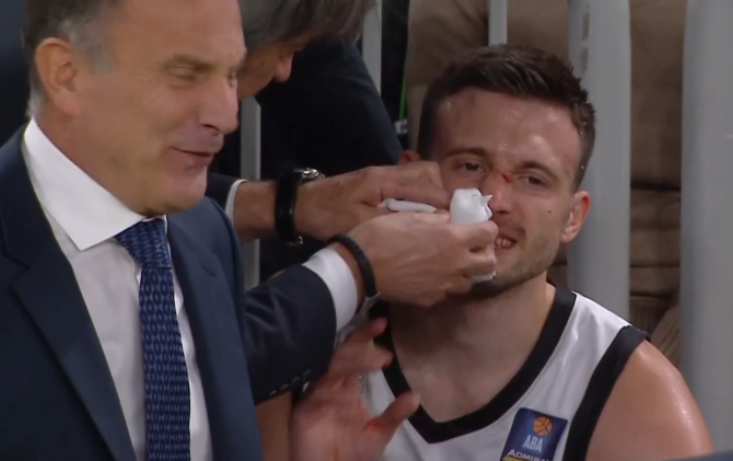 PONOVO SE POVRIJEDIO: Aleksa Avramović zbog krvarenja napustio teren