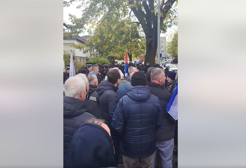 Nezadovoljni borci blokirali zgradu SDP BiH u Banjaluci (VIDEO)