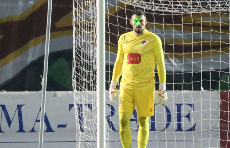 "NISAM OFTAMOLOG, ALI..." Navijači Sarajeva laserom ometali golmana Borca (FOTO)