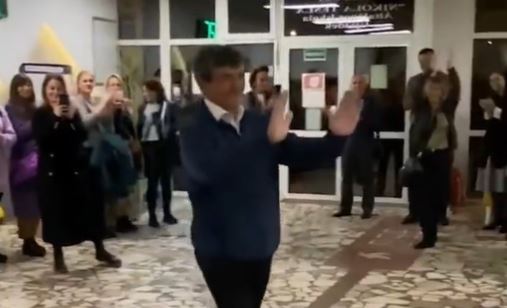 NAJPRIJATNIJE IZNENAĐENJE Učitelja Zorana 10 generacija ispratilo u penziju: "Umalo i mene da rasplaču" (VIDEO)