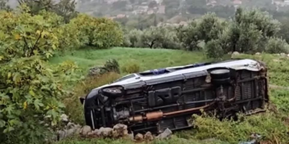 STRAVIČNI PRIZORI Školski kombi sletio s puta, završio u dvorištu (VIDEO)