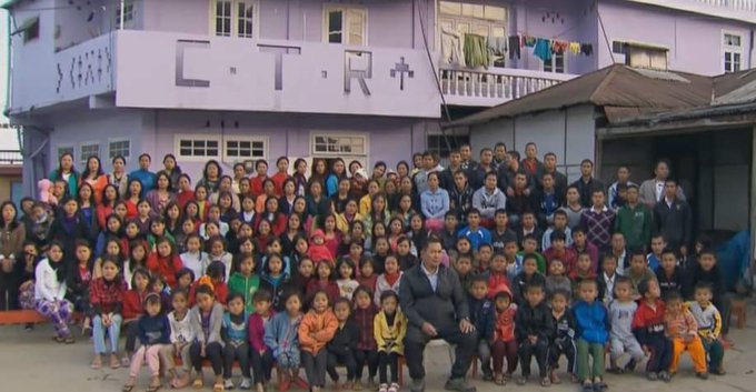 "NAJBOGATIJI" ČOVJEK NA SVIJETU Ima 39 žena, 94 djece, 34 unuka i svi žive u jednoj kući (FOTO/VIDEO)
