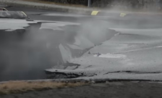 Island čeka erupciju vulkana: Preko noći više od 300 potresa, dio grada potonuo (VIDEO)