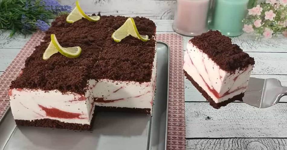 LAŽNA KAPRI TORTA SA GRČKIM JOGURTOM Ako imate još smrznutih jagoda, napravite fantastičnu poslasticu