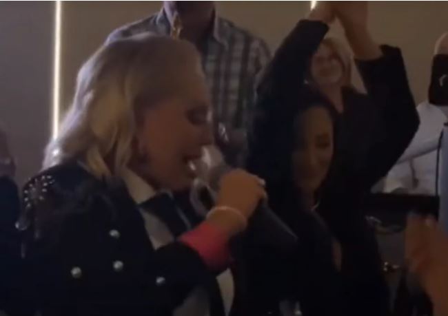 GORE DRUŠTVENE MREŽE Lepa Brena i Prija zamiješale kukovima uz pjesmu “Čik pogodi” (VIDEO)