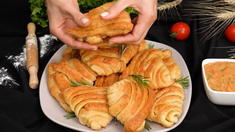 LISNATO PECIVO SA SLANINOM I SIROM Najbolje ide uz umak od majoneza, kečapa i luka