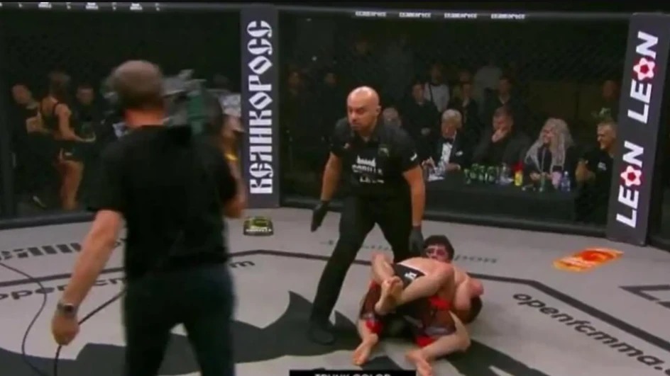 Nesvakidašnji slučaj: Kamerman ostao zarobljen u kavezu sa MMA borcima (VIDEO)
