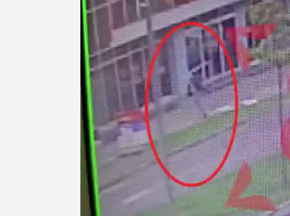 (VIDEO) Pogledajte gdje je pobjegao pedofil u Banjaluci, snimile ga nadzorne kamere