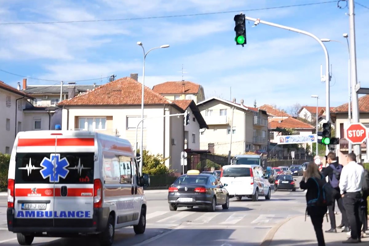 DETEKTUJE VOZILA HITNE POMOĆI I VATROGASNE SLUŽBE Banjaluka dobila prvi pametni semafor