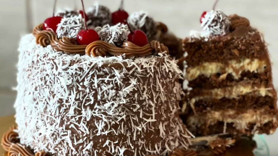 RASKOŠNA ČOKOLADNA TORTA SA KOKOSOM Kore natopljene mliječnim filom raj su za čula