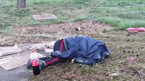 Željko spava na ulici, a njegova porodica dobija pare da se brine o njemu