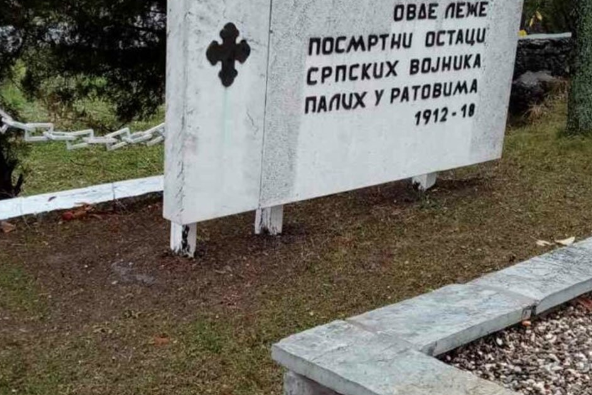Francuska i njemačka ambasada potvrdile da su pomjerile spomenik srpskim vojnicima na Kosovu