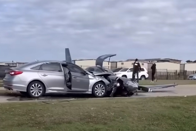 Slijetao avionom pa se zaletio u automobil u vožnji (VIDEO)