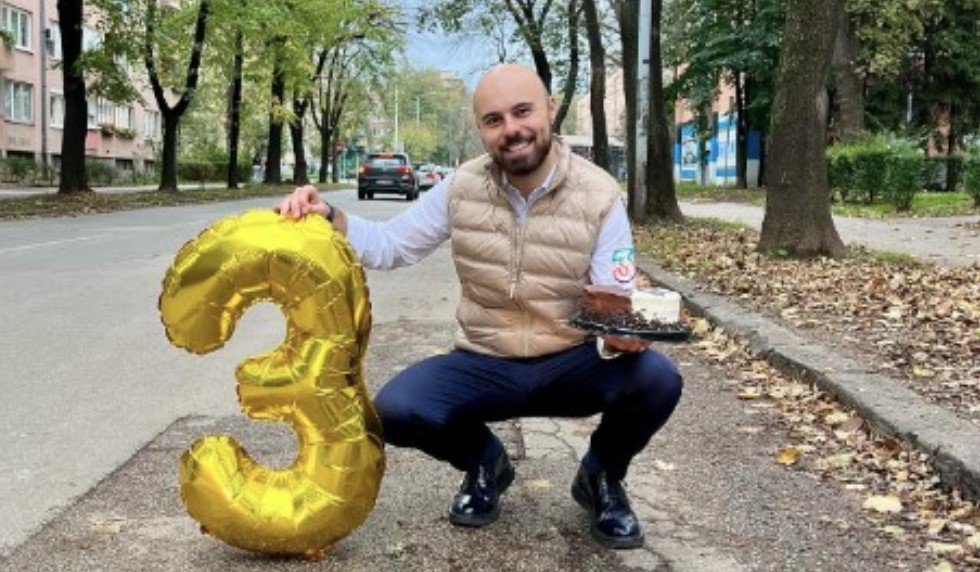 OVO IMA SAMO KOD NAS Bh. političar proslavio treći rođendan rupe na putu (FOTO)