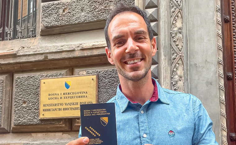 VELIKO PRIZNANJE ZA BANJALUČANINA Robert Dacešin dobio diplomatski pasoš BiH (FOTO)