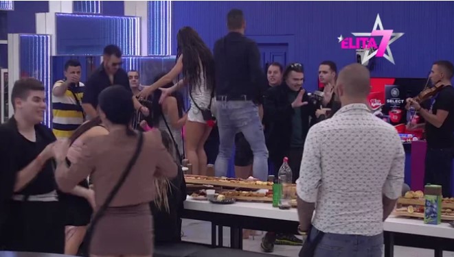 DOVELI ATMOSFERU DO USIJANJA! Muzičari dali sve od sebe, pa podigli učesnike Bijele kuće na noge! (VIDEO)