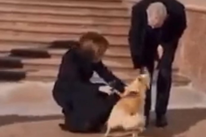 NIŠTA OD RUKE PRIJATELJSTVA? Pas moldavskog predsjednika ujeo predsjednika Austrije (VIDEO)