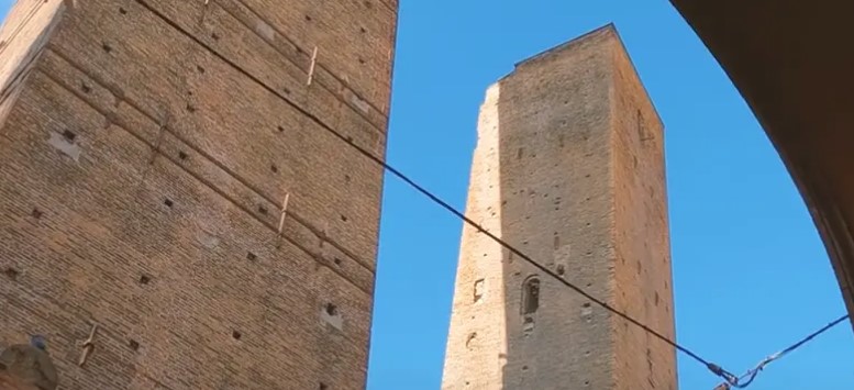 POLICIJA OBAVIJESTILA GRAĐANE Opasnost od urušavanja krivog tornja iz 12. vijeka (VIDEO)