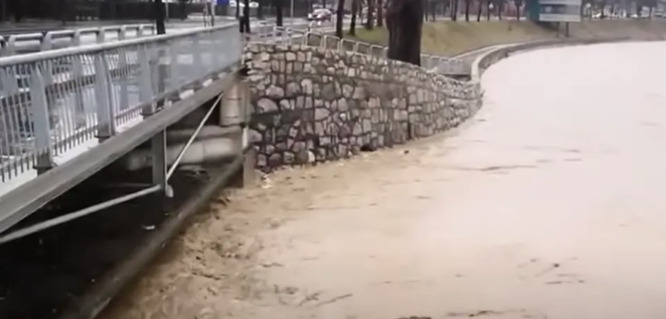 Drama kod Tuzle: Djevojka (22) skočila u rijeku, izvlačili je vatrogasci