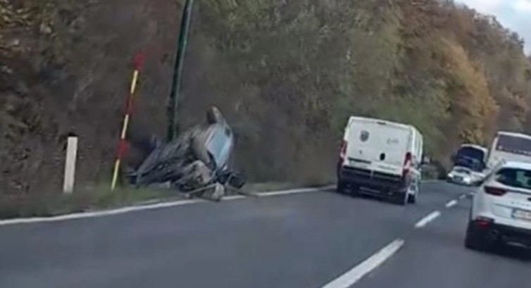 JEZIV PRIZOR NA BH. PUTEVIMA Vozilo na krovu, jedna osoba povrijeđena