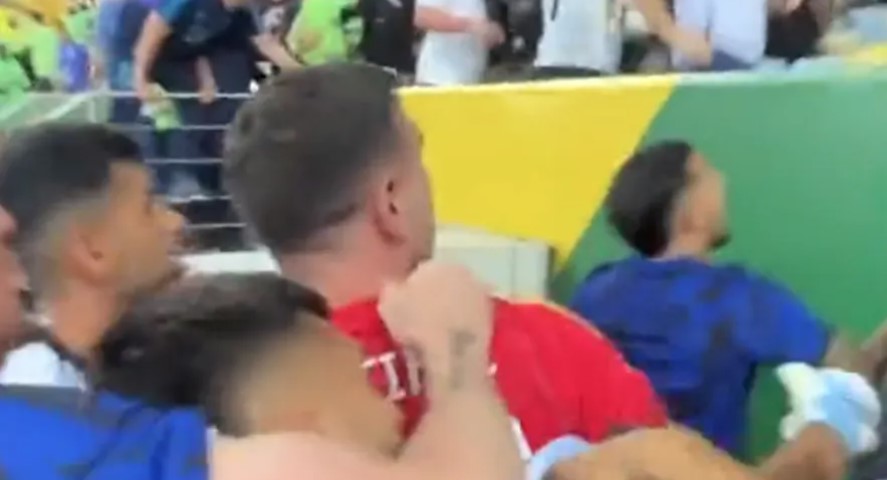 VIDEO OBIŠAO PLANETU Najbolji golman svijeta nasrnuo na policiju