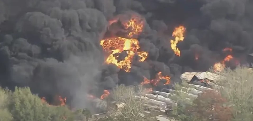 Еkslozija u fabrici, vatra guta sve pred sobom (VIDEO)
