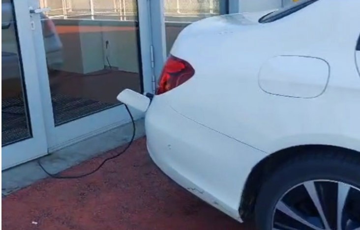 BALKANSKA POSLA Đaci se smrzavali, a radnik u školi punio "mercedes" (VIDEO)