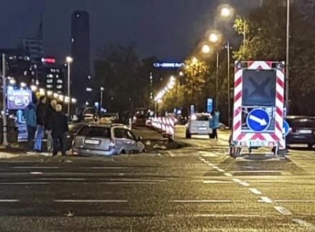 Automobil prošao kroz radove na putu, pa propao u rupu