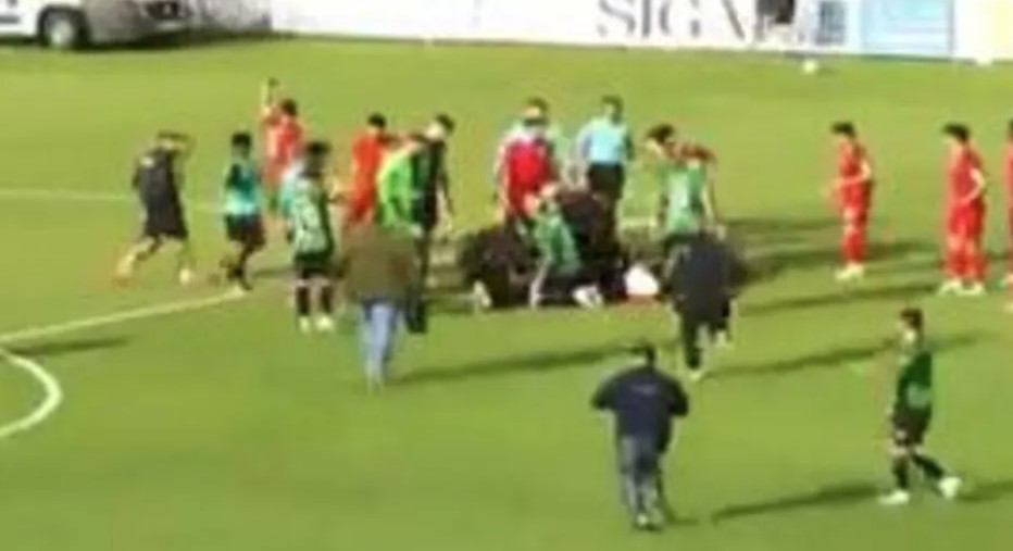 (UZNЕMIRUJUĆI VIDEO) Fudbaler (28) preminuo na terenu