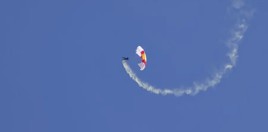 UŽAS NA NEBU Pilot krilom aviona odrubio glavu padobrancu